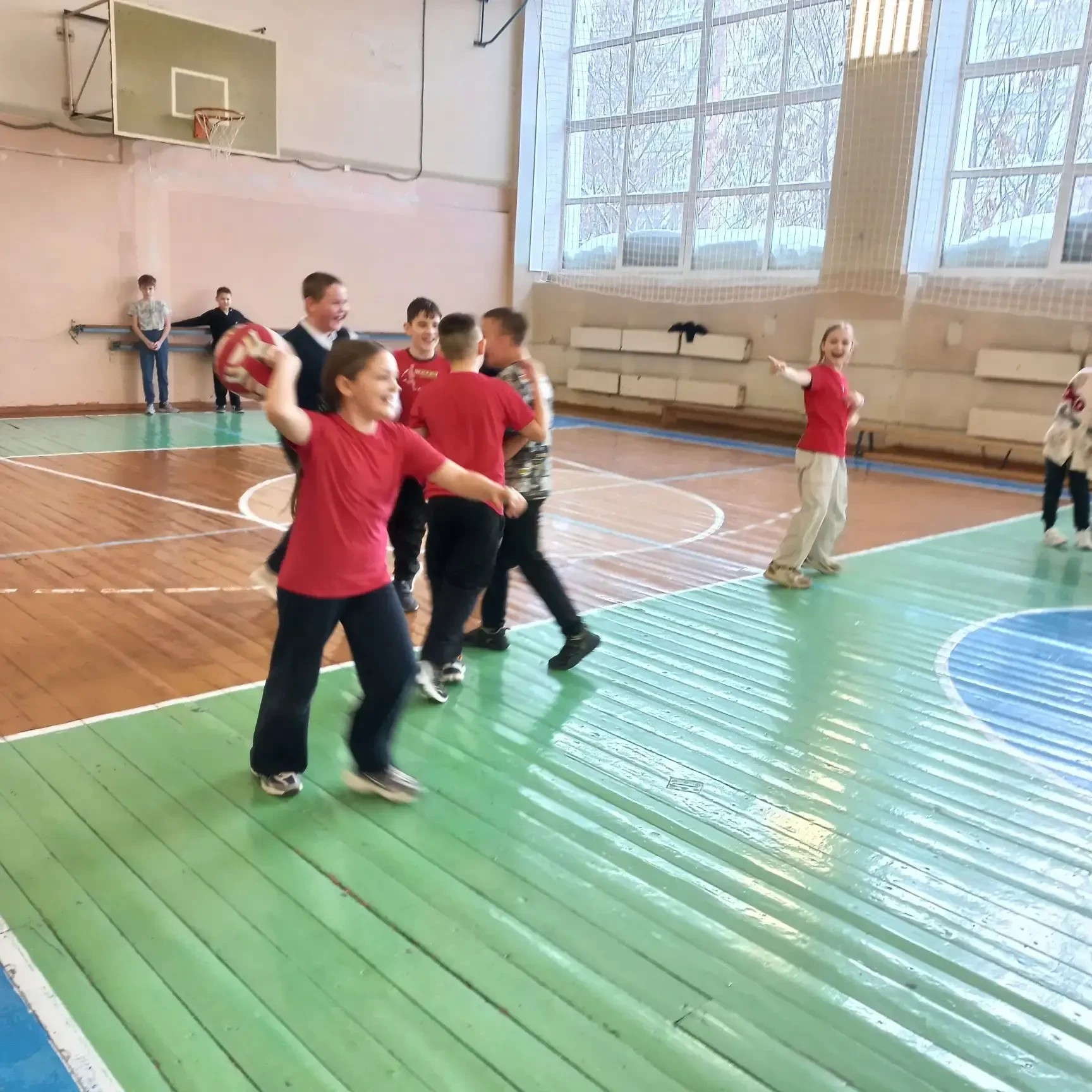 Среди 4 классов прошли соревнования "Перестрелка". Результаты: 1 место -4Б 2 место - 4Д 3 место - 4А