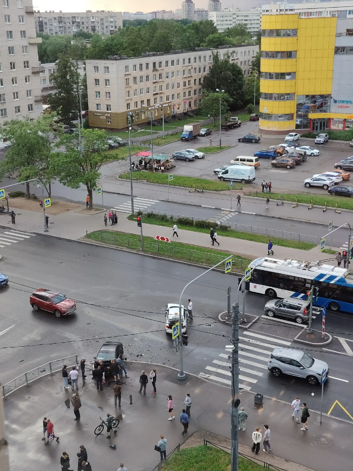 Вчера было ДТП на углу улицы Генерала Симоняка и проспекта Ветеранов. Все живы. Машины в утиль.

📍 