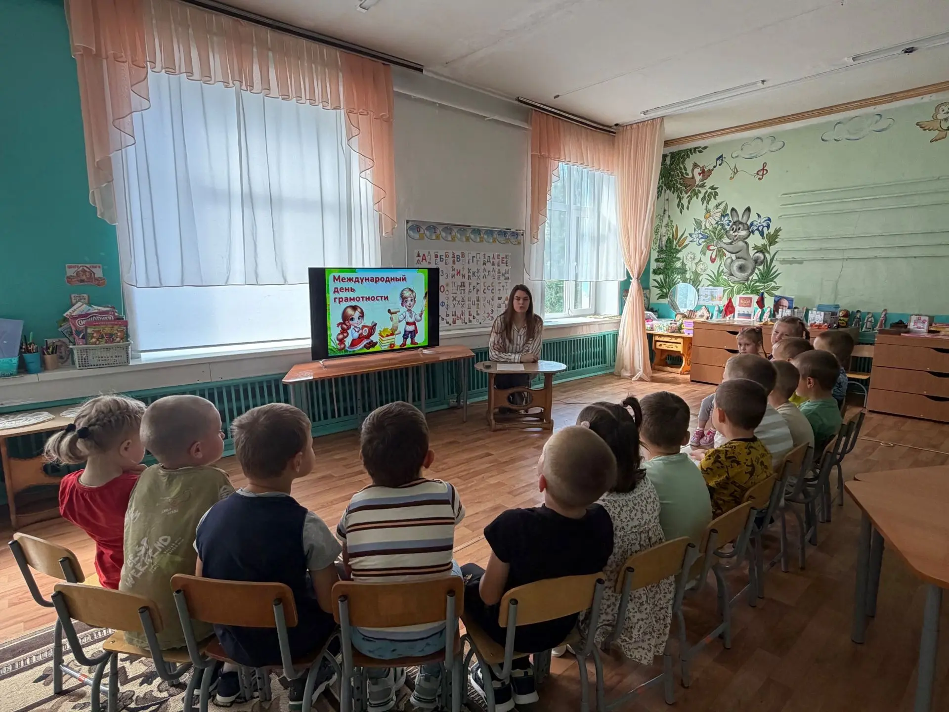 Сегодня в нашей старшей группе мы поговорили о Международном дне распространения грамот...