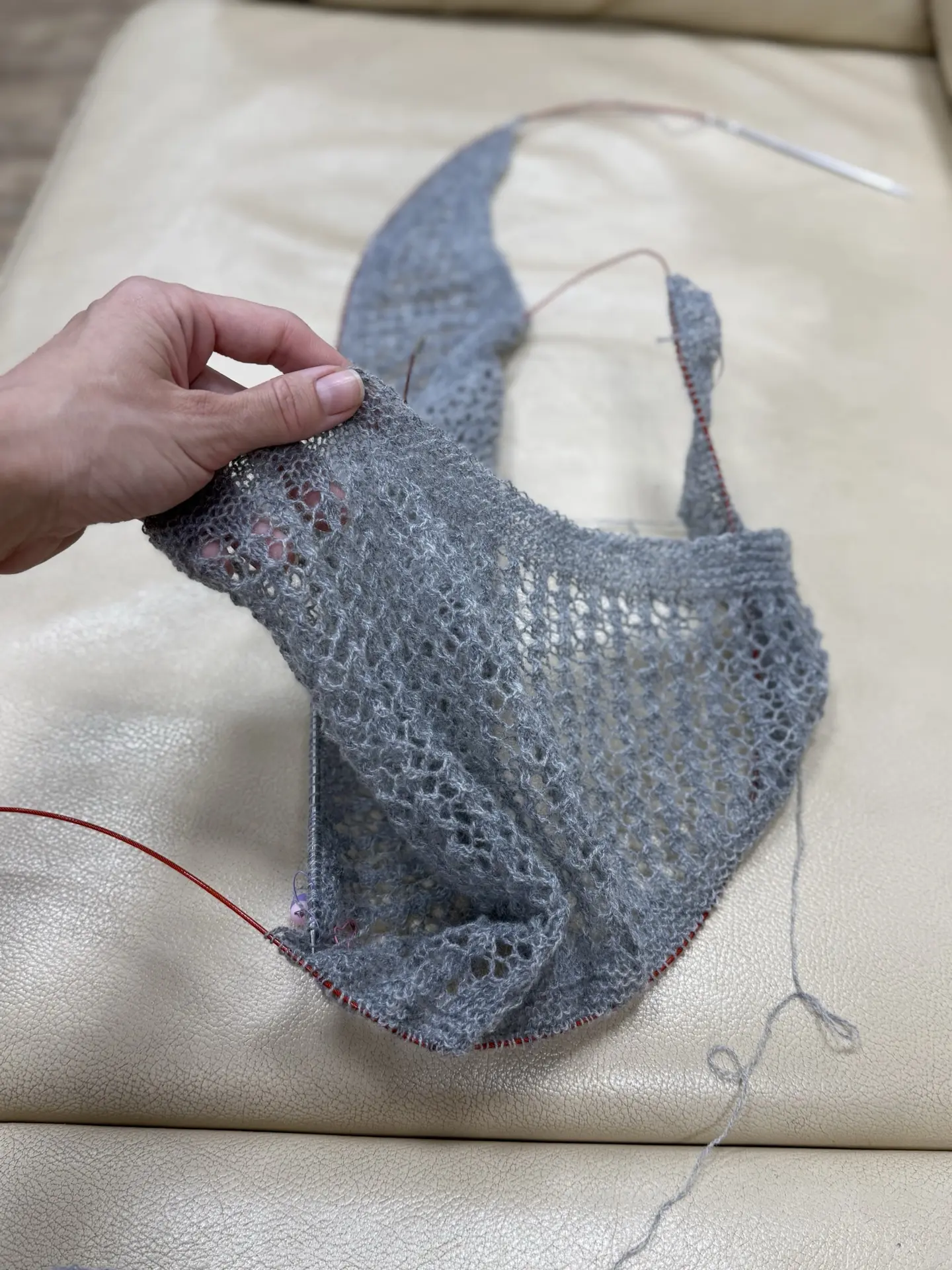 У Ксюши на спицах косынка из пряжи LANG YARNS CASHMERE EXTRA LACE!