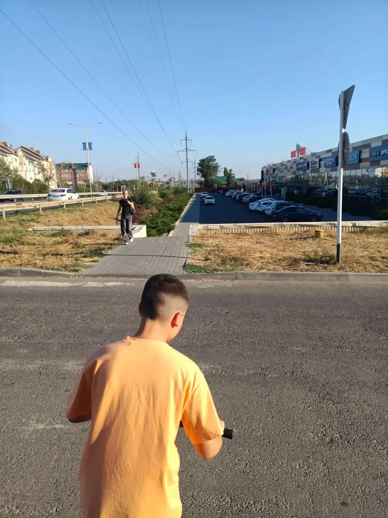 ТЦ построили, а как добраться к нему не побеспокоились, не предусмотрен спуск для коляс...