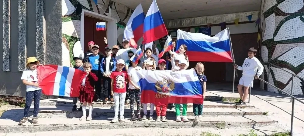 С флагами и песнями: Кипское поселение отмечает День России!
🇷🇺
Сегодня, 12 июня, улицы нашего род