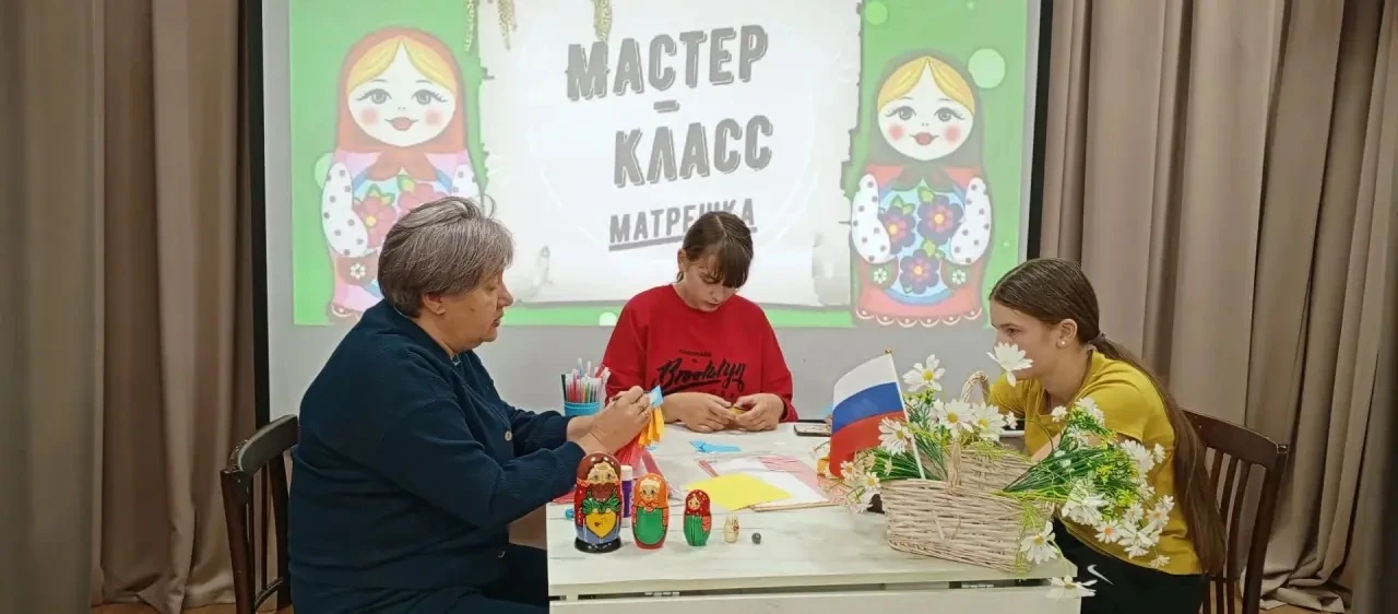 Русская матрёшка является олицетворением России с ее широкой душой, пестрыми нарядами. ...