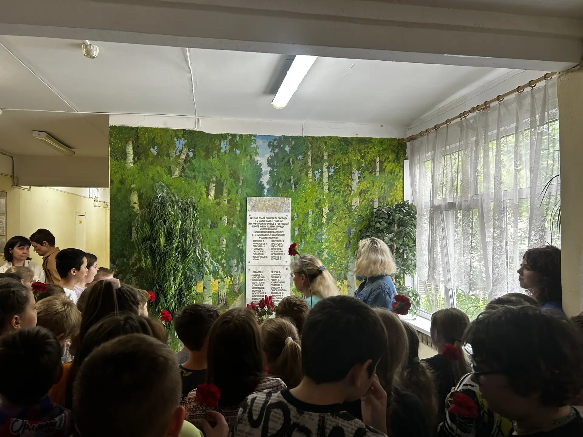 Память, которая живёт в сердцах

Сегодня наши ребята возложили цветы к мемориалу учеников и учителей