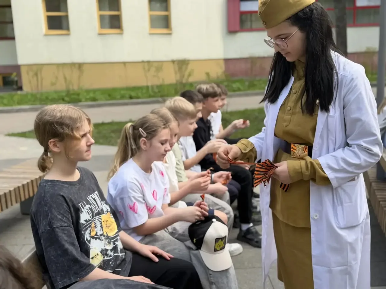 🕯️Нам не забыть об этих днях…   Активисты нашей школы под руководством педагога‑организатора Натальи
