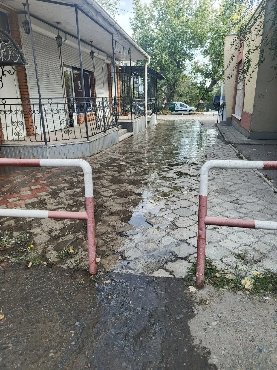💧 Третий день чистая вода течёт по кварталу Щербакова