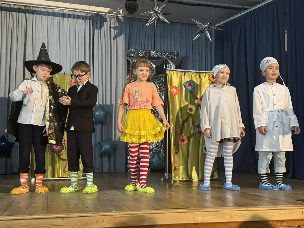 🎭✨ Спектакль «Незнайка и его друзья»✨🎭  Сегодня в нашем актовом зале царила настоящая атмосфера праз