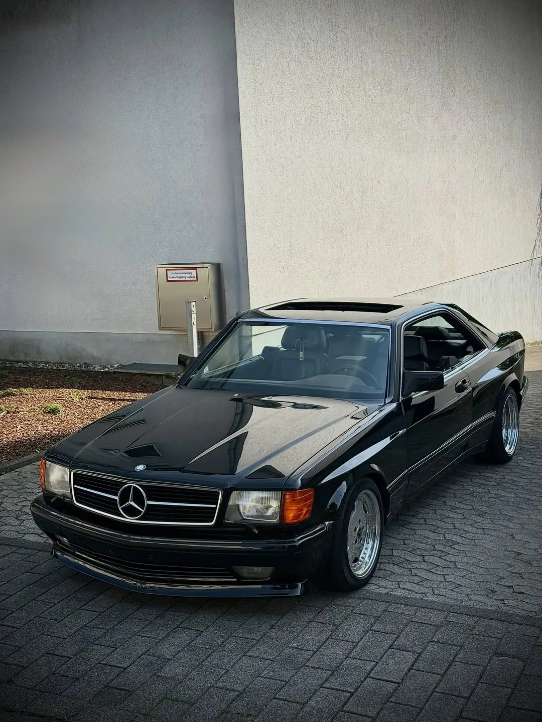 Роскошный Mercedes‑Benz C126 AMG Widebody — воплощение классической немецкой инженерии и эксклюзивно
