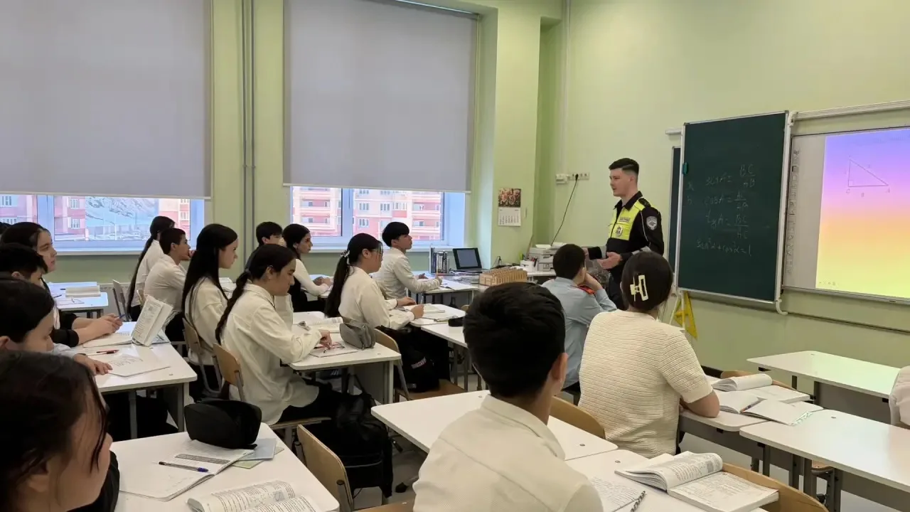 🚦 Безопасность прежде всего: урок от профессионала для восьмиклассников  На этой неделе для учеников