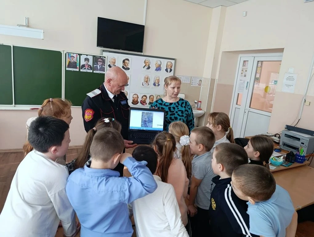 "Час казачества" прошёл во 2 классе. Педагог доп.образования Галина Кравчук и казак -на...