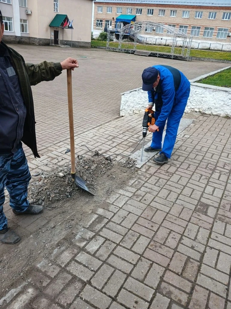 Ремонт ступеней на территории Районного Дома Культуры с. Красная Горка.
