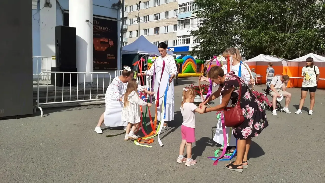 «Царские дни» в Алапаевске
Сотрудники Дома культуры «Горняк» приняли участие в игровой программе на 