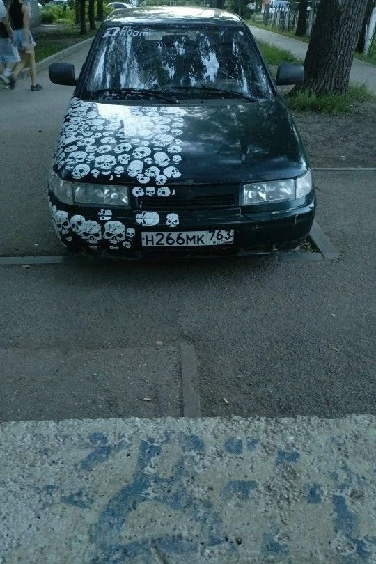 Ваз 2110
2003 год
Доки все чистые, на учете
8кл инжектор
Заводиться едет
Рычит глущак 
По кузову на 