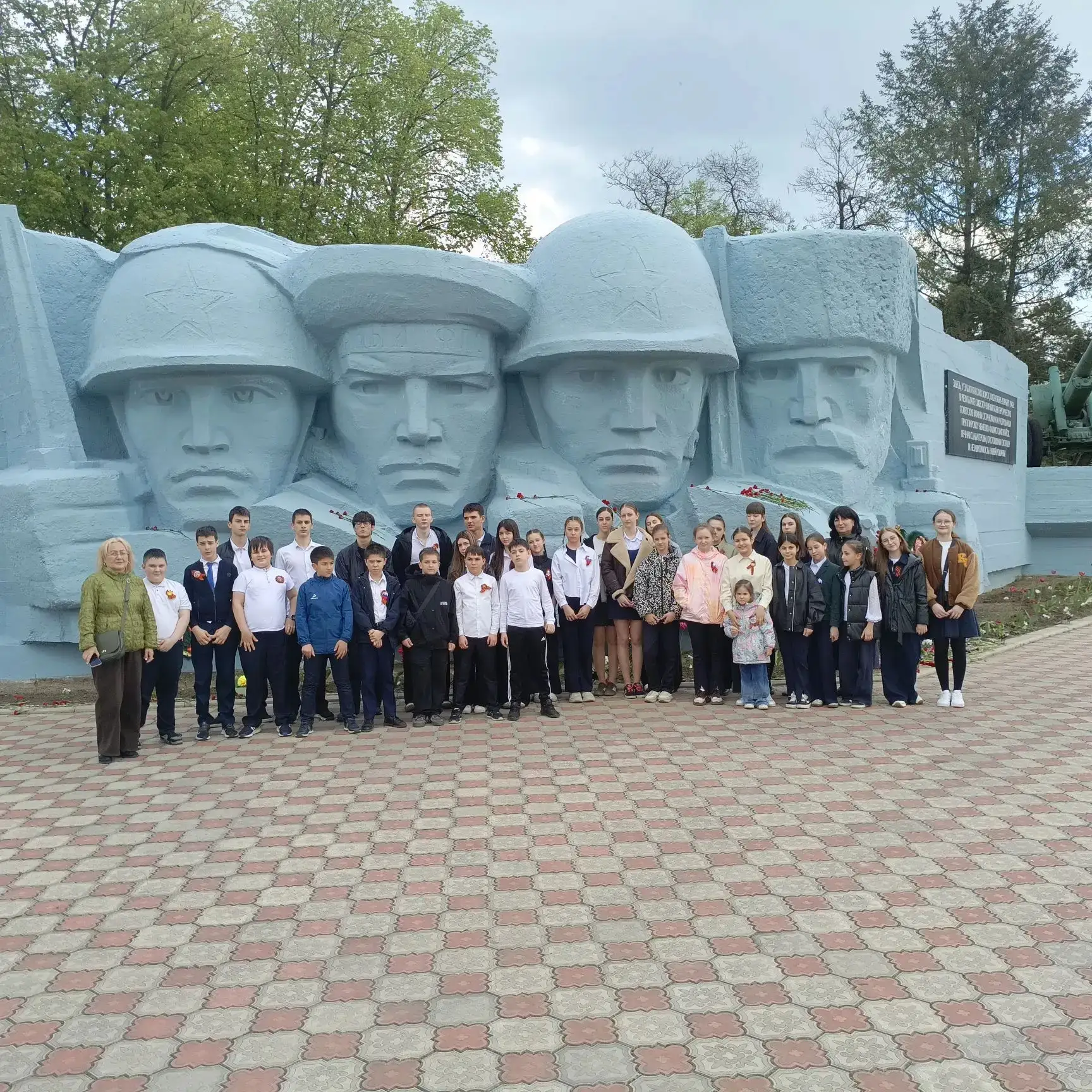 Михаил Исаковский. Куда б ни шёл, ни ехал ты...  Куда б ни шёл, ни ехал ты, Но здесь остановись, Мог