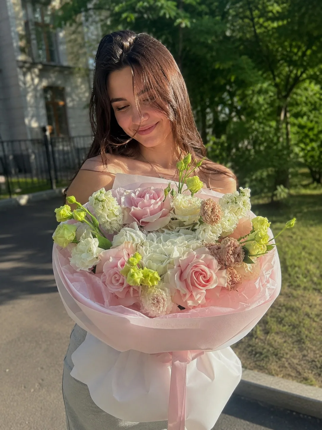 Выпускной бывает только раз. И если сегодня вы не можете быть рядом, пусть вместо вас скажет букет. 