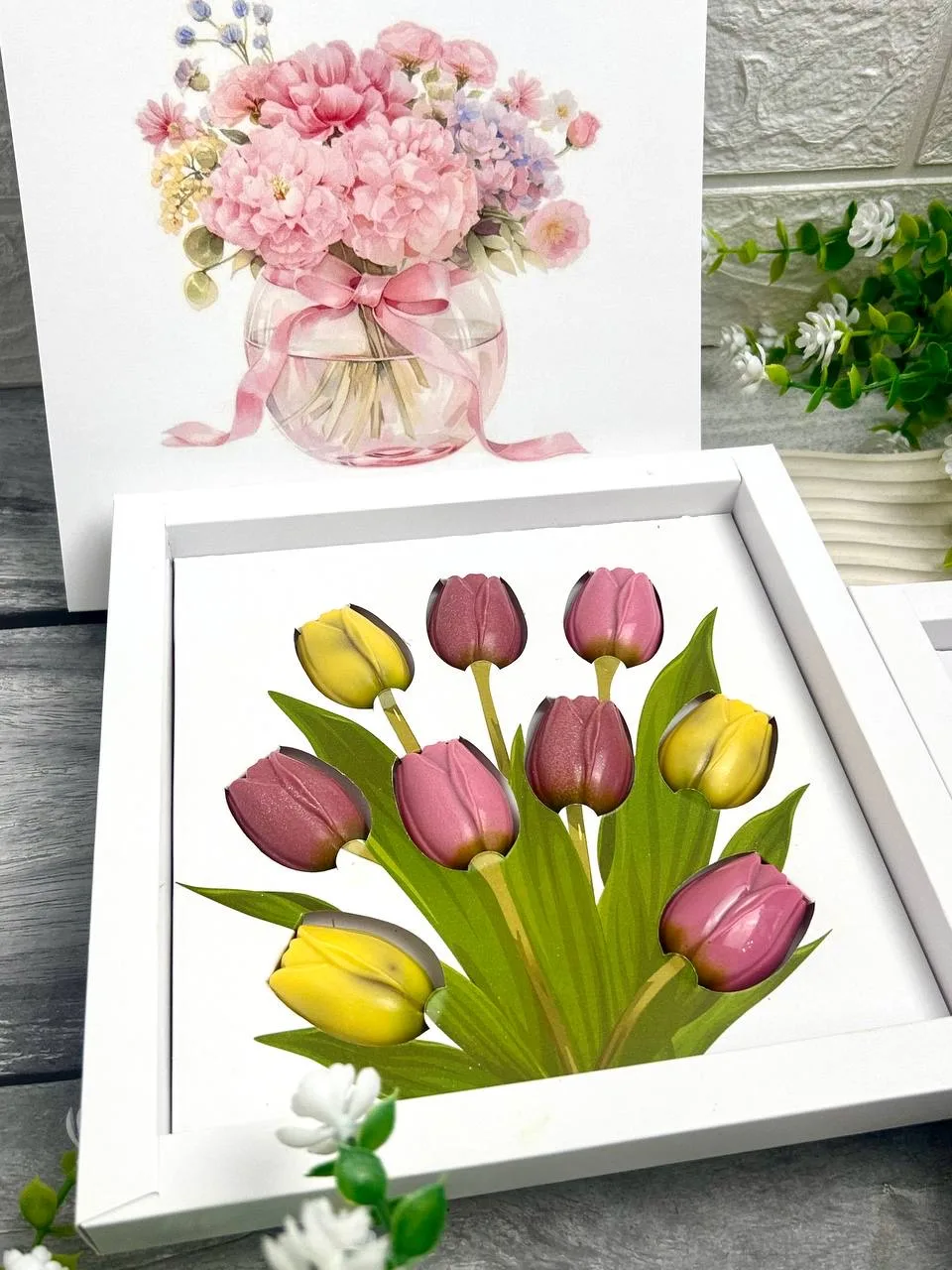 🌷Тюльпаны 🌷хороши в любое время года! Ну и конечно, самое приятное - получать 🌷цветы...