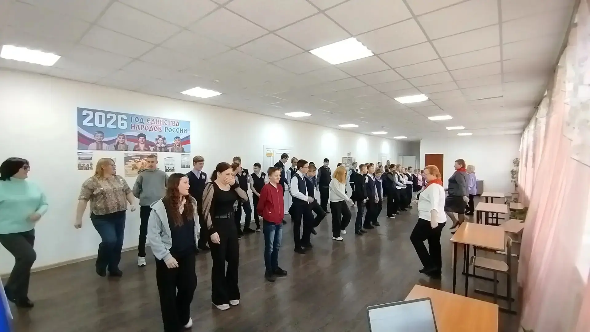 Сегодня в нашей 🏫 школе дух пионерского времени вернулся в коридоры и классы — мы отме...