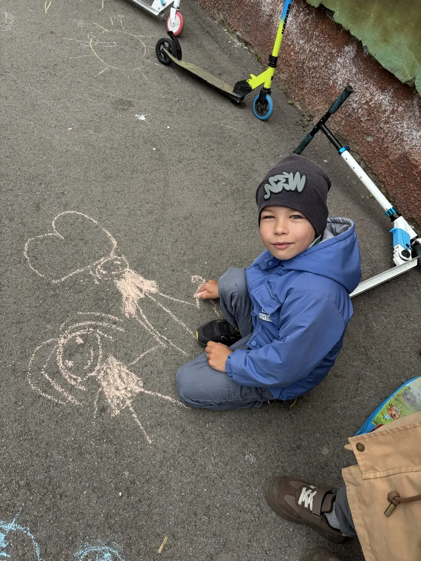👨‍👩‍👧‍👦 Семья на асфальте

Рисовали мелками свою семью! ☀️ Мамы, папы, братья, сёстры и даже кот