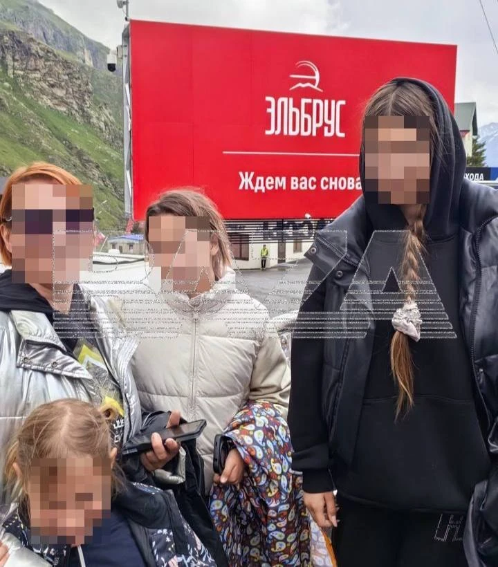 🔺 Трое детей и двое взрослых застряли на тропе на Эльбрусе. Одна из туристок сломала н...