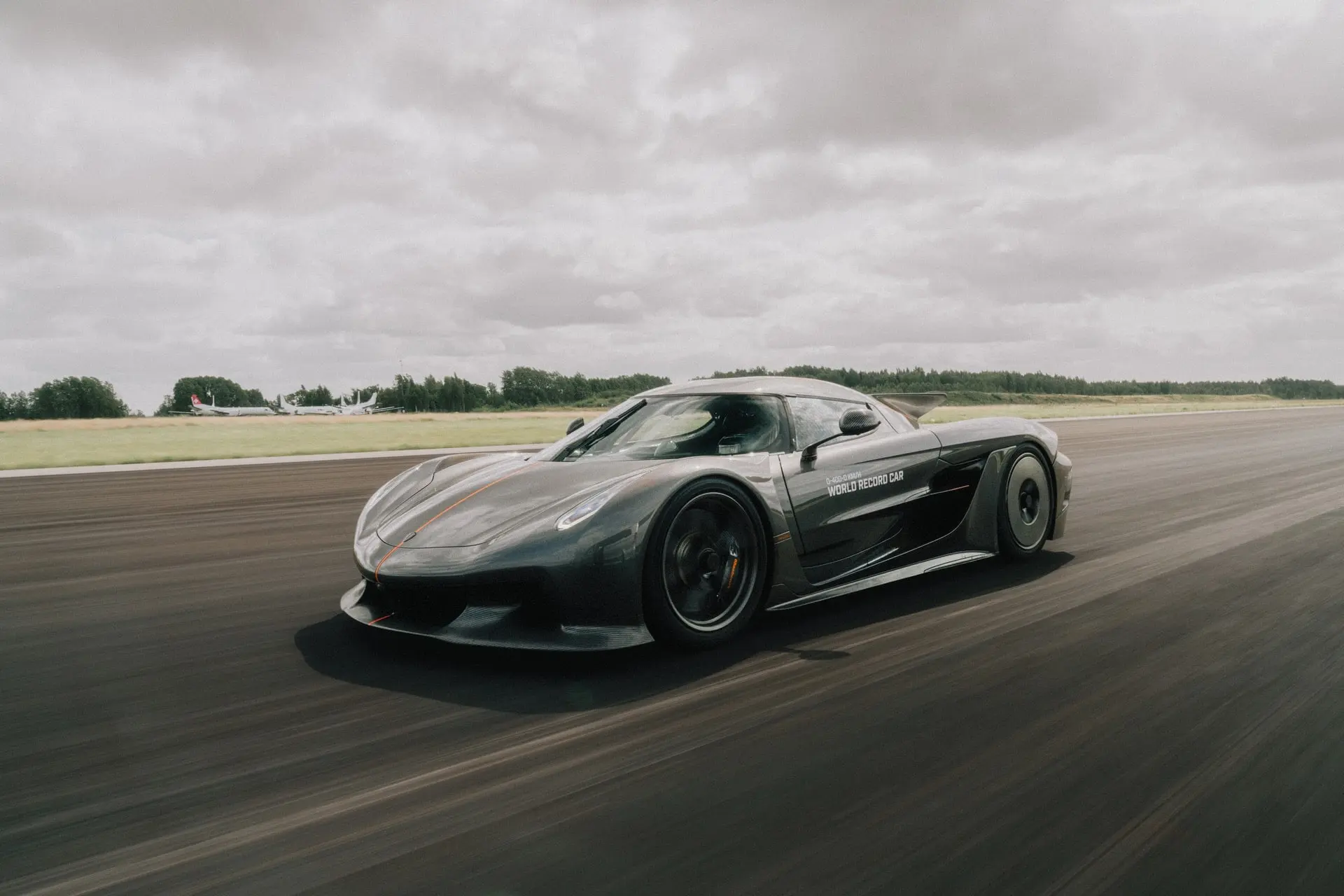 🔥🔥🔥🔥🔥 Koenigsegg Jesko Absolut установил новый мировой рекорд, проехав четверть мили за 8,54 се