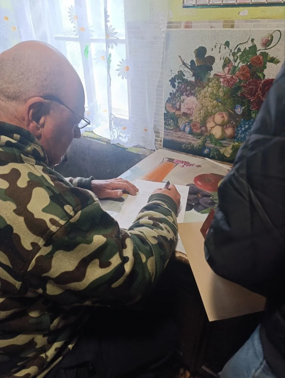Филиалы ГКУ ЛНР «РЦСЗН» продолжают приём заявлений и необходимых документов от граждан отдельных кат