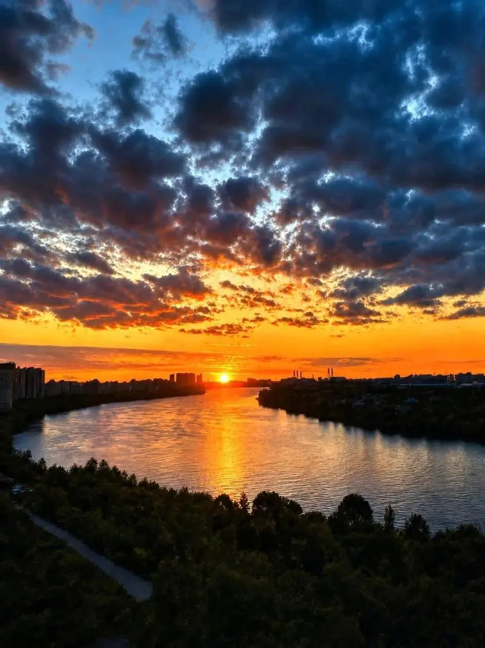 Закат с красивыми облаками над Невой 🌥️ 🌅