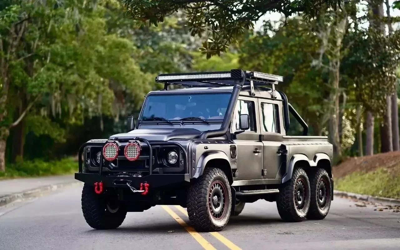 Уникальный шестиколёсный Land Rover Defender выставлен на аукцион