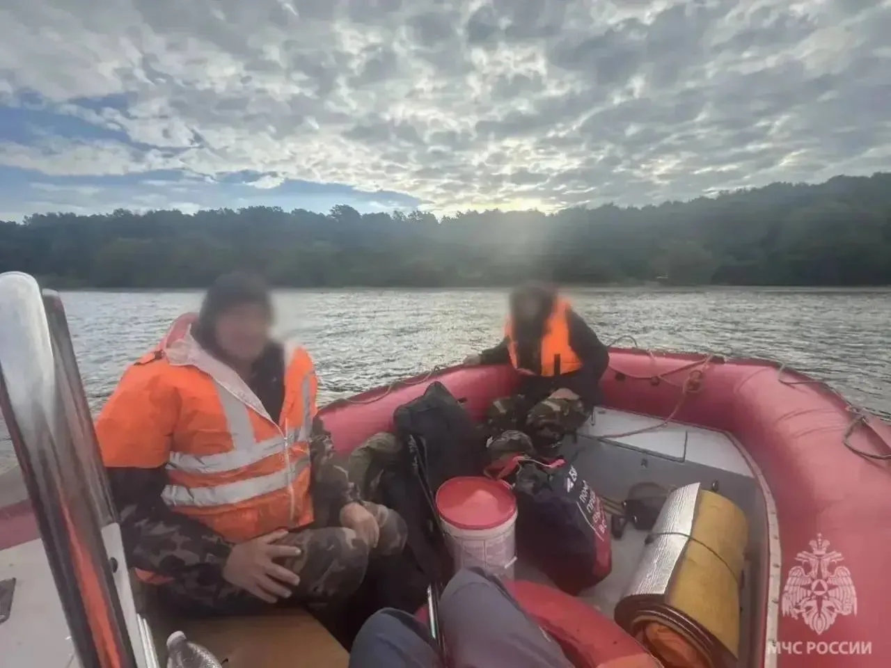 Остались без лодки в открытой воде: спасатели МЧС помогли рыбакам вернуться домой