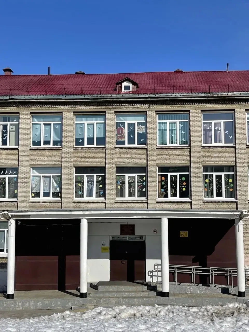🌟 К 9 Мая: школьная территория в праздничном убранстве 🌟  В преддверии Дня Победы ученики нашей гимн
