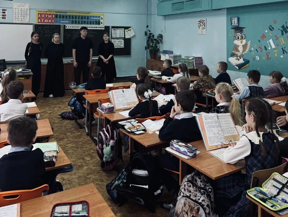🕊️ БЛОКАДНЫЙ ЛЕНИНГРАД 🕊️   Театрализованное представление показал совет старшеклассников для младши
