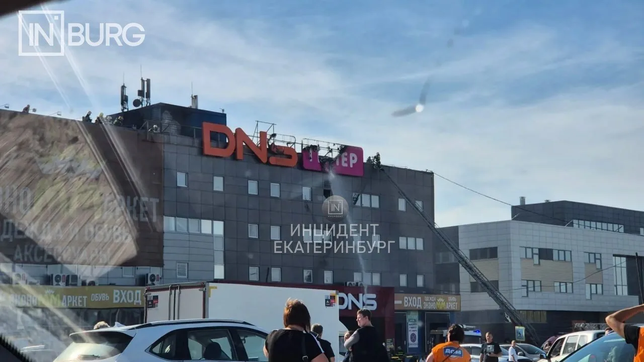 Очевидцы сообщают, что основной очаг пожара уже потушили