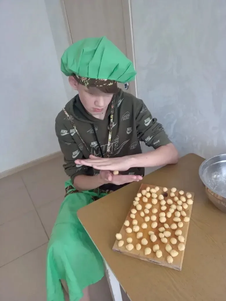14 июня, 🥣 Сначала — кулинарный подвиг!
Мы готовили ароматный суп с сырными шариками! Это было не п