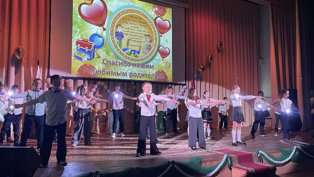 🎉 Последний звонок в 4‑х классах: прощание с начальной школой!🎉  Сегодня у нас особенный и трогатель