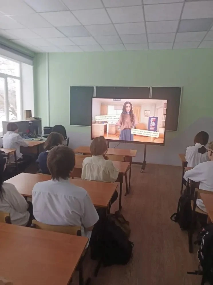 РАЗГОВОРЫ О ВАЖНОМ  🇷🇺Учебная неделя в нашей школе началась с торжественной церемонии выноса  госуда