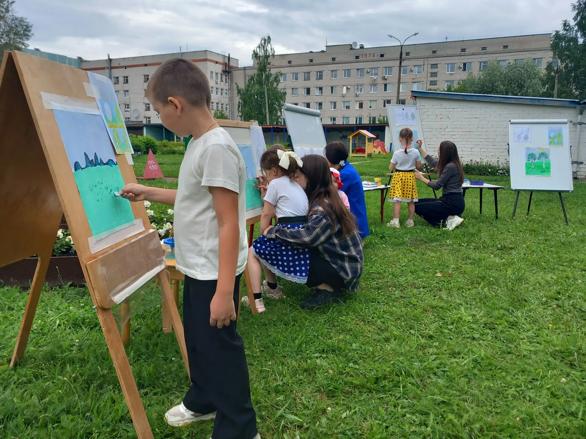 В рамках проекта «Профессионалитет» мы провели особенный творческий пленэр "Краски лета" — прямо на 