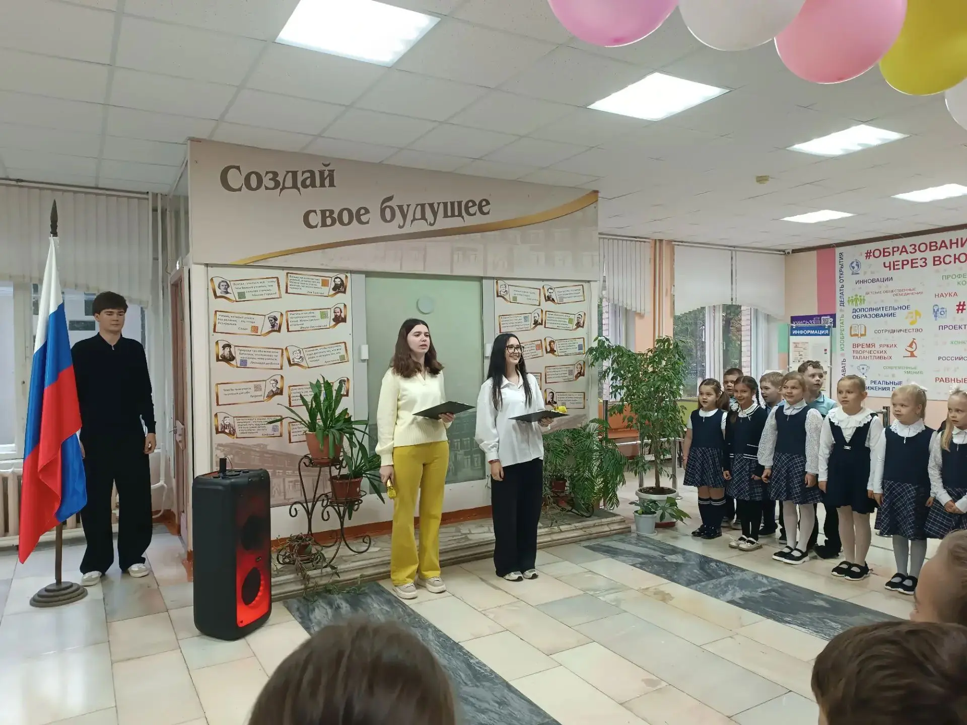 Сегодня в нашей школе прошла традиционная еженедельная линейка.
