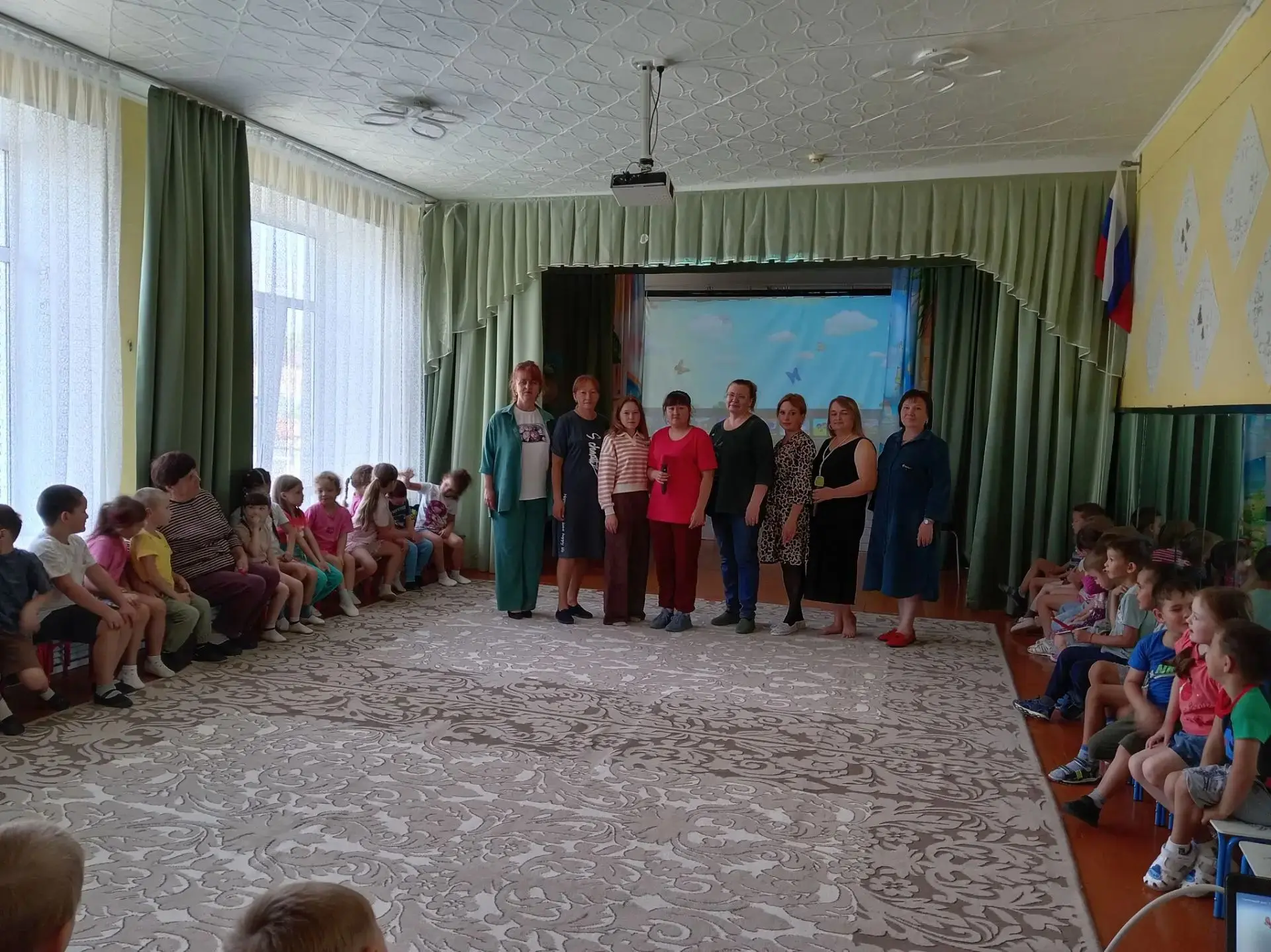 Сегодня в нашем музыкальном зале проходил " Караоке- батл"между детьми,родителями и сот...