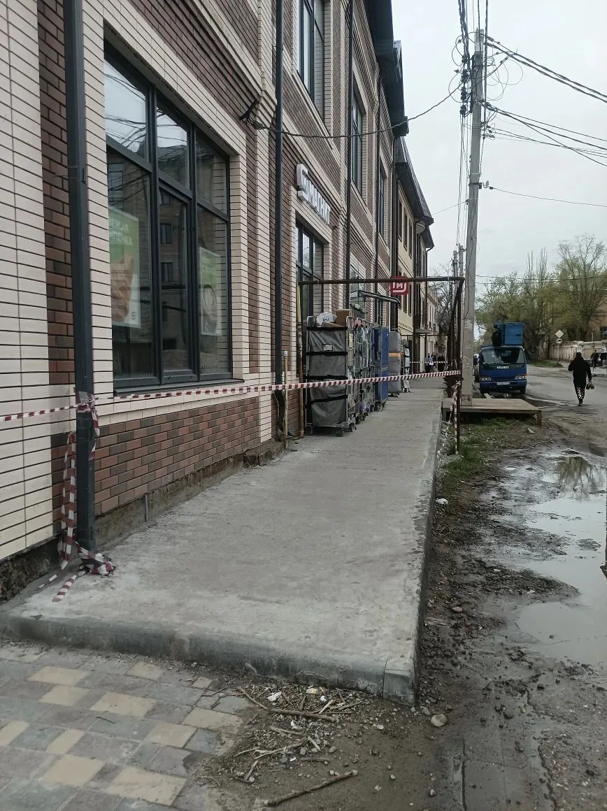 Городские спасатели эвакуировали астраханцев из-за сообщения о заминировании магазина