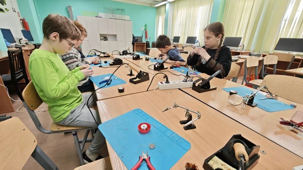 ☄️ Ток бежит, схемы живут, а знания растут! 🔋  В нашем электронном кружке под чутким руководством Ив