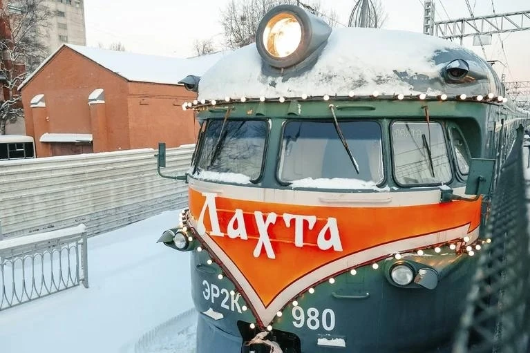Ретроэлектричка «Лахта» выйдет в праздничный рейс 27 декабря.
Поезд отправится с Балтийского вокзала
