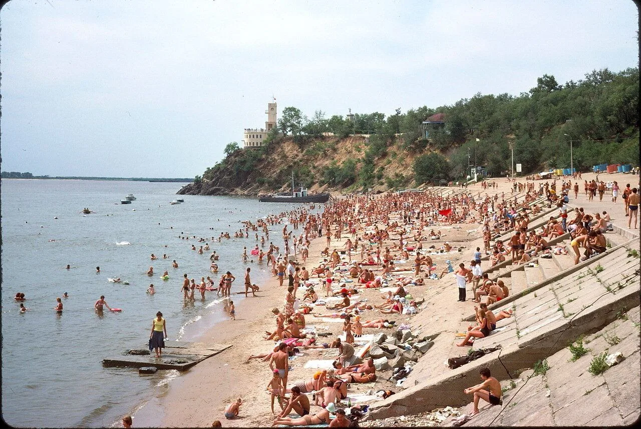 Хабаровск, лето 1975 года: отдыхающие на набережной Амура и на пляже.