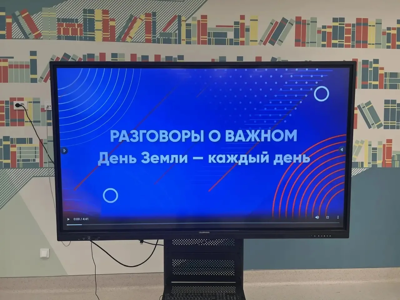 🇷🇺В понедельник, 20 апреля 2026 г. новая учебная неделя в нашей гимназии началась традиционно с испо