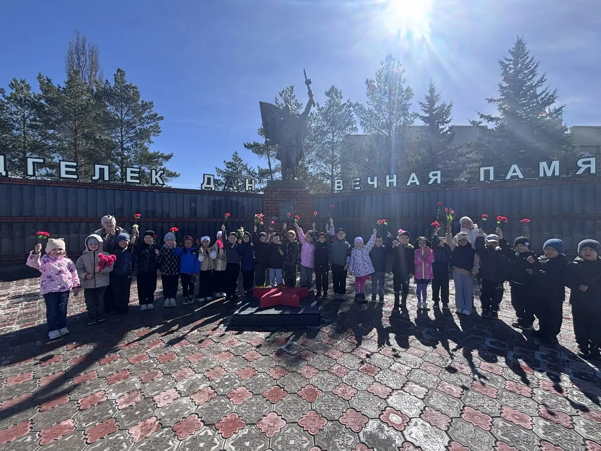 В преддверии Дня Победы воспитанники подготовительной группы «Нэркэс» отправились на тр...