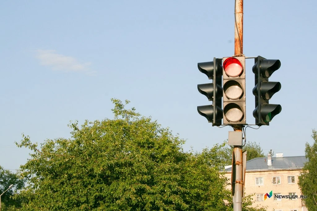 В Кирове включили светофор на объездной дороге у поворота на Радужный 🚦