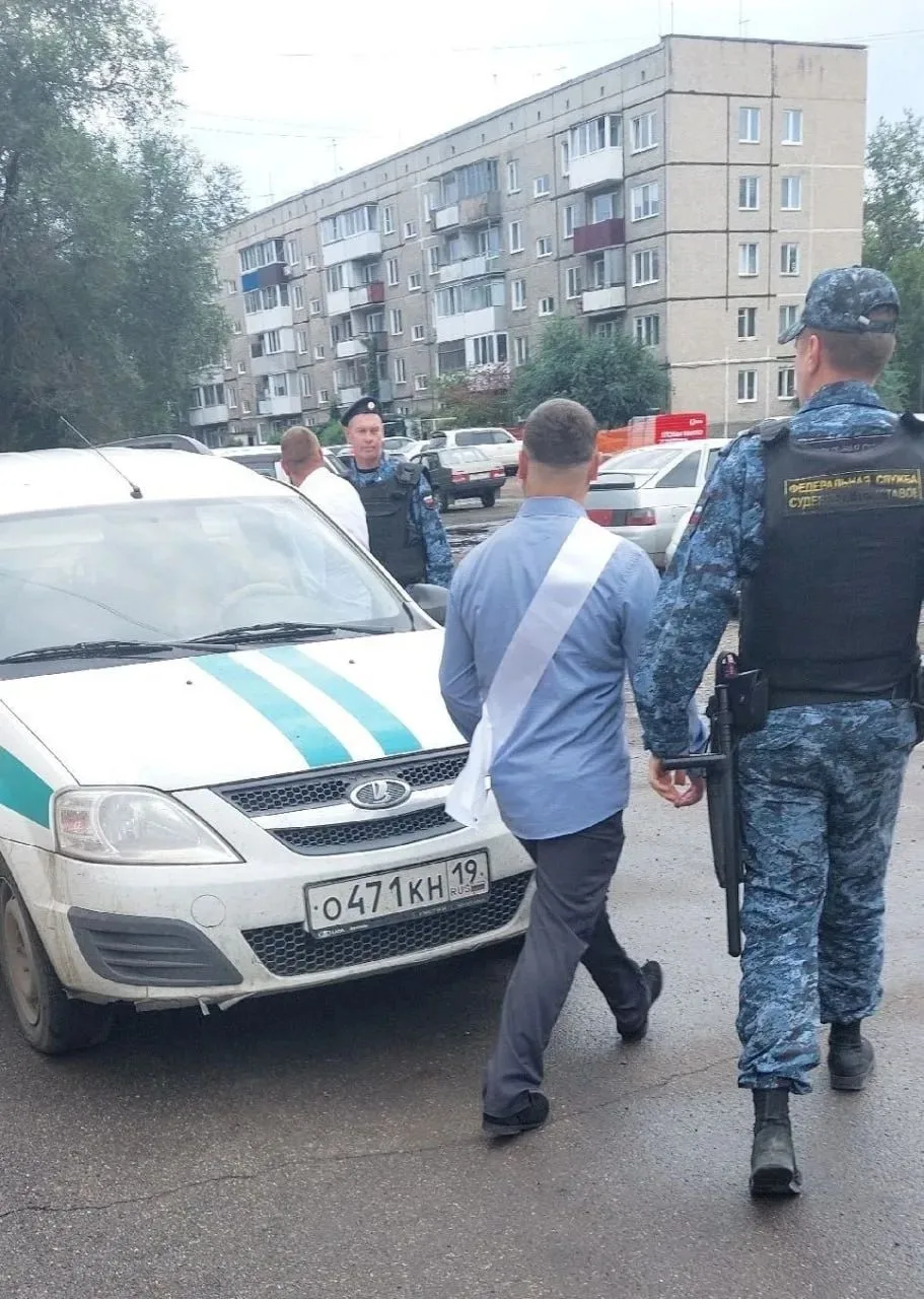 🤷 В Хакасии жениха и свидетеля забрали прямо со свадьбы судебные приставы.
