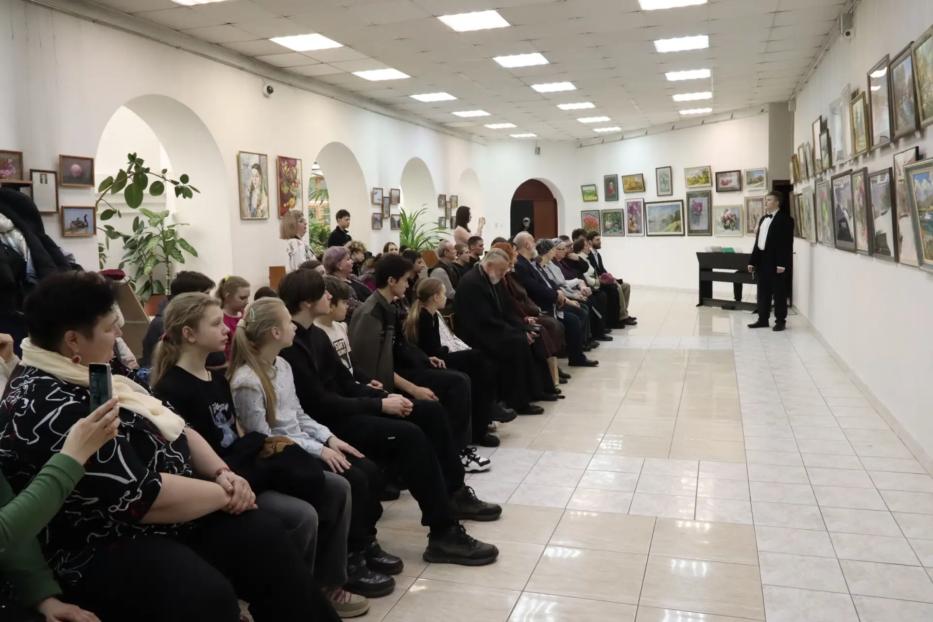 10 марта в соборе Владимирской иконы Божией Матери преподаватели и учащиеся ДХШ посетил...