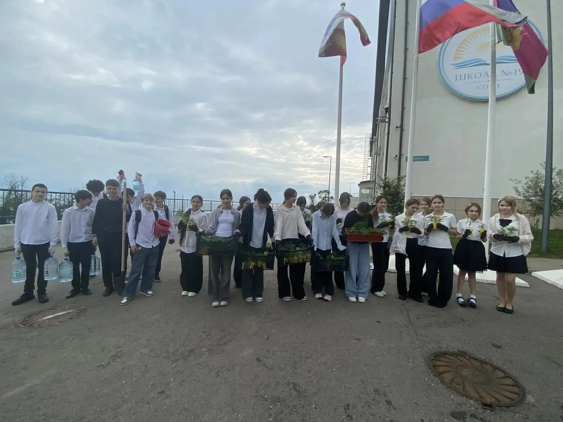 🌱Совсем недавно учащиеся засеяли емкости семенами ярких бархатцев. Когда маленькие ростки стали дост
