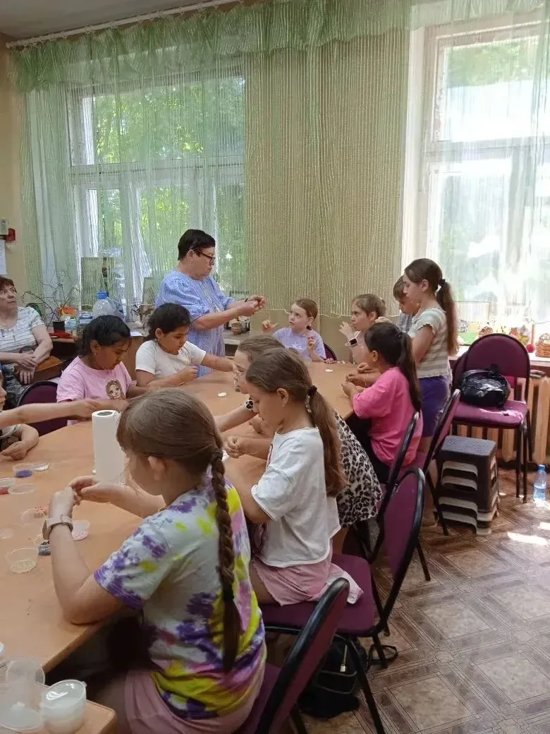 🎨 У творчества нет каникул! 
✨Делимся с вами яркими моментами летних занятий! 
📸 На фото – ребята 