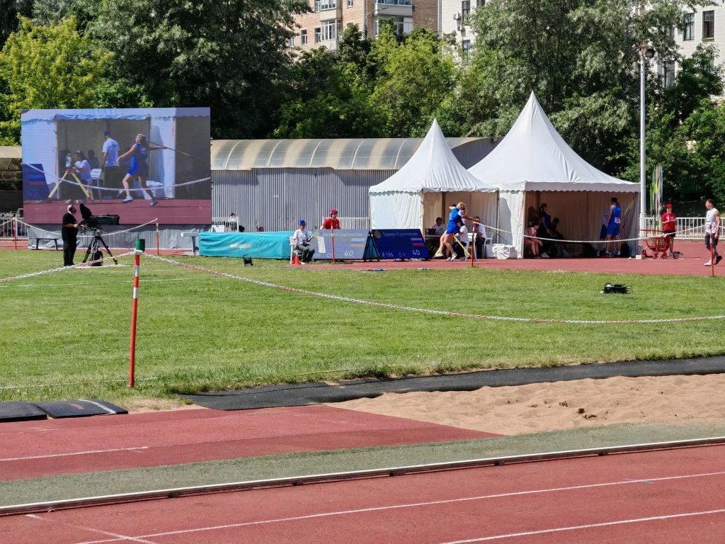 На нашем стадионе проходит День метаний организованный ВФЛА.