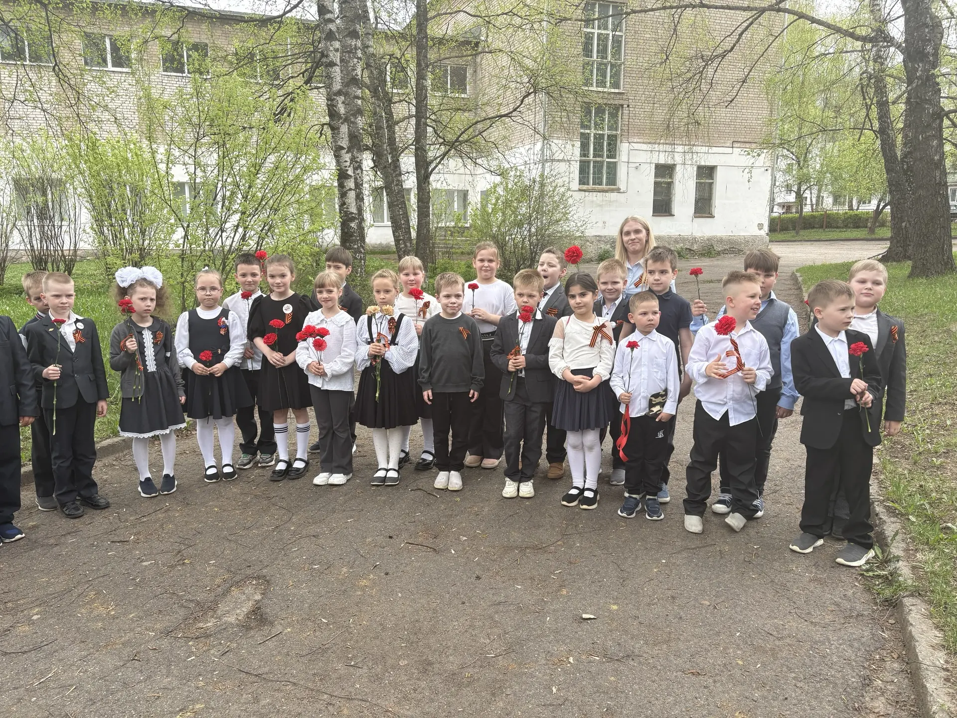 Помним. Гордимся. Благодарим. 🇷🇺  6 мая в школе №8 Костромы прошли торжественные линейки у памятника
